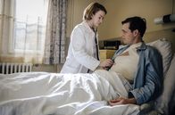 Charité – ARD CHARITÉ III. Staffel mit (6 neuen Folgen), Folge 3 "Grenzwerte"15 Uhr im Ersten. Der nach einem Sturz schwerverletzte Dr. Curt Bruncken (Franz Hartwig, r.), der von Dr. Ella Wendt (Nina Gummich, l.) als Notfall auf die Innere gebracht wurde, konnte erfolgreich stabilisiert werden.
