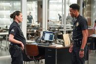 The Rookie – Lopez (Alyssa Diaz) sorgt für eine Überraschung, als sie trotz ihrer Beförderung zum Detective ein letztes Mal mit West (Titus Makin Jr.) auf Streife fährt.