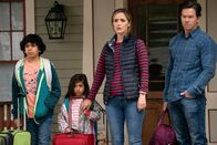 Plötzlich Familie – Das Ehepaar stürzt sich in eine Adoption, v.li.: Juan (Gustavo Quiroz), Lita (Julianna Gamiz), Ellie (Rose Byrne), Pete (Mark Wahlberg)