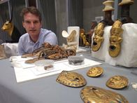 Der Fall Tutanchamun – Der Historiker Dan Snow mit einigen der gefunden Goldschätze des Gottkönigs Tutanchamun.