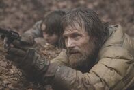 Zukunftsvisionen: The Road – Immer wieder müssen der Vater (Viggo Mortensen, vorne) und sein Sohn (Kodi Smit-McPhee) sich vor ebenso hungrigen wie gewissenlosen Banden und ums Überleben kämpfenden Menschen verstecken und sich entschlossen zur Wehr setzen, ohne dabei ihre eigene Würde zu verlieren.