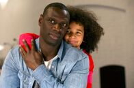 Plötzlich Papa – Durch Gloria (Gloria Colston) ändert Samuel (Omar Sy) sein Leben.
