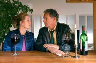 Hubert und Staller – Während eines Rollenspiels, bei dem Hubert (Christian Tamitz, rechts) die Rolle des verschiedenen Ferdl Rauchschwarz übernimmt, versucht er, Anjas (Karin Thaler) verschüttete Erinnerungen wieder zum Vorschein zu holen.