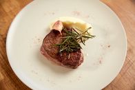 Schmatzo – Welcome to a real american diner! Saftige Steaks mit Kartoffelpüree kommen auf den Tisch.