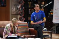 The Big Bang Theory – Penny (Kaley Cuoco, l.) ist von der Situation alles andere als begeistert und bittet deshalb Sheldon (Jim Parsons, r.), ihr etwas über Physik beizubringen, damit sie mit Bernadette mithalten kann ...