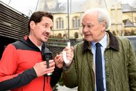 Die Bergretter – Peter Herbrechter (Michael König, r.) versucht Tobi (Markus Brandl, l.) von seinem Vorhaben zu überzeugen.