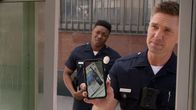 The Rookie – Officer Tim Bradford (Eric Winter, r.) und sein Kollege Aaron Thorsen (Tru Valentino, l.) verfolgen die Spur eines verschwundenen Polizeifunkgeräts.