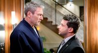 Sturm der Liebe – ARD STURM DER LIEBE FOLGE 4654 Uhr im ERSTEN. Christoph (Dieter Bach l.) und Fritz (Thimo Meitner r.) ist unwohl, weil Sophia wie vom Erdboden verschwunden ist.