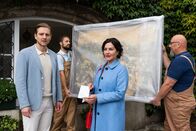 Die Rosenheim-Cops – Miriam Stockl (Marisa Burger, 2.v.r.) wittert ein Verbrechen, als sie sieht, dass Thomas Lob (Matthias Zera, l.) bereits am Morgen nach dem Tod seines Vaters wertvolle Gemälde aus dem Familienanwesen abtransportieren lässt. Im Hintergrund: Komparsen