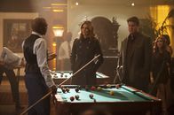 Castle – Ihr neuer Fall führt sie in die Welt der Billardprofis: Kate (Stana Katic, M.) und Castle (Nathan Fillion, r.) ...