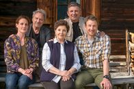 Der Bergdoktor – v.li.: Caro Pflüger (Barbara Lanz), Rolf Pflüger (Wolfram Berger), Lisbeth Gruber (Monika Baumgartner), Martin Gruber (Hans Sigl), Hans Gruber (Heiko Ruprecht).