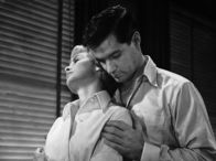 Psycho – Die attraktive Sekretärin Marion Crane (Janet Leight) ist verliebt in den geschiedenen Eisenwarenhändler Sam Loomis (John Gavin), der sie jedoch nicht heiraten will.