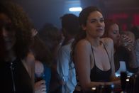 neoriginal: Undercover – In ihrer Freizeit geht Polizistin Kim De Rooij (Anna Drijver) gerne in Clubs, sucht sich dort ihre Liebhaber und ist selbst dem Konsum von Ecstasy nicht abgeneigt.