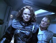 Star Trek - Raumschiff Voyager – B'Elanna Torres (Roxann Biggs-Dawson, l.) wird von Neelix (Ethan Phillips, r.) aufgestachelt, den Kampf gegen die Klingonen heldenhaft aufzunehmen.