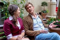 Sturm der Liebe – Maxi (Katharina Scheuba, l.) wird nachdenklich, als Vincent (Martin Walde, r.) Henrys Zurückhaltung nicht deuten kann.