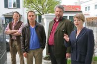 Die Rosenheim-Cops – Die Rosenheim-Cops Anton Stadler (Dieter Fischer, 2.v.r.) und Dirk Bergmann (Florian Fitz, 2.v.l.) verdächtigen Ferdinand Haußer (Christian Rudolf, l.) und Sabine Körner (Julia Grimpe, r.).
