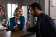 Die Rosenheim-Cops – Stolz zeigt Christin Lange (Sarah Thonig, l.) Controller Daniel Donato (Paul Brusa, r.), dass sie ein Online-Dating Profil für ihn angelegt hat.