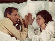 Indiskret – Anna Kaiman (Ingrid Bergmann) und Philip Adams (Cary Grant) fühlen sich sehr zueinander hingezogen.
