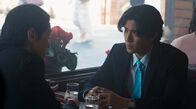 Tokyo Vice – Der Journalist Jun „Trendy“ Shinohara (Takaki Uda) trifft sich mit seinem Liebhaber Jason Aoki (Aoi Takeya), der ihn mit Insiderinformationen aus der US-Botschaft versorgt.