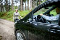 Sturm der Liebe – Lale (Yeliz Simsek, l.) läuft Miro (Pablo Sprungala, r.) aus Versehen vors Auto und vor Schreck hält er sie für Greta.