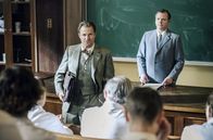 Charité – ARD CHARITÉ III. Staffel mit (6 neuen Folgen), Folge 3 "Grenzwerte"15 Uhr im Ersten. Parteisekretär Lehmann (Nicholas Reinke, r.) fordert von der Ärzteschaft der Charité ein schriftliches Bekenntnis zum Mauerbau. Doch dann wird er von Prof. Dr. Otto Prokop (Philipp Hochmair, r.) unterbrochen, der überraschend aus Wien zurückkommt.