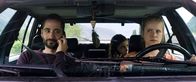 Amelie rennt – Nach einem lebensbedrohlichen Asthmaanfall wird Amelie (Mia Kasalo, Mi.) von ihren Eltern Sarah (Susanne Bormann, re.) und Lukas (Denis Moschitto, li.) in eine Spezialklinik nach Südtirol gebracht.
