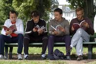 War ich gut? – Adam (Marco Girnth, 2.v.r.) ist absolut verzweifelt! Nicht einmal seine besten Freunde Ulf (Moritz Lindbergh, l.), Karl (Jan Sosniok, 2.v.l.) und Stefan (Dominic Boeer, r.) scheinen eine Lösung für sein sexuelles Problem zu haben.