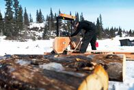 Alaska - Eisige Tradition – Joel Jacko schneidet mit seiner Holzsäge Holzstücke für seinen nächsten Bau zurecht. (National Geographic/Wayne Shockey)
