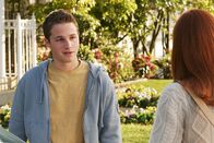 Desperate Housewives – Andrew (Shawn Pyfrom, l.) belauscht ein Telefongespräch zwischen Bree (Marcia Cross, r.) und Peter und bekommt mit, dass dieser an Sexsucht leidet. Daraufhin hat er einen gemeinen Plan ...