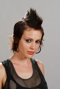 Charmed - Zauberhafte Hexen – Zu unserer Welt existiert eine Parallelwelt, in der die Guten böse und die Bösen gut sind - Phoebe (Alyssa Milano) begibt sich dorthin ...
