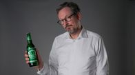Hirschhausen und die Macht des Alkohols – Wie groß ist die Macht des Alkohols? Eckart von Hirschhausen deckt auf, was die Volksdroge Nummer 1 mit unserem Körper, unseren Beziehungen und unserer Gesellschaft macht.