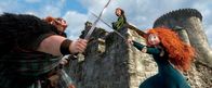 Merida - Legende der Highlands – Sehr zum Unmut ihrer Mutter Elinor (M.) hat ihre Tochter nichts mit der höfischen Etikette am Hut, sondern schlägt mehr nach ihrem hitzköpfigen Vater Fergus.