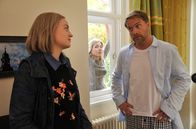 Die Eifelpraxis – Danuta (Karolina Lodyga, mi.) und Leon (Janek Rieke) möchten ihre Affäre vor Charly (Sarah Mahita, li.) geheim halten.