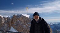 Alpen in Not – Die Alpen sind ein Ort, der uns magisch anzieht. Wo wir unsere Grenzen austesten und uns eins fühlen mit der Natur. Auch wenn sie uns als Garant für die Ewigkeit erscheinen: In 30 Jahren wird sich hier bereits viel verändert haben. Was macht der Klimawandel mit unseren Alpen?