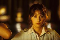 Per Anhalter durch die Galaxis – Seine Traumfrau Trillian (Zooey Deschanel) meldet sich nicht, das Bulldozer-Kommando steht bereits vor dem Haus, um es abzureißen und sein bester Freund behauptet plötzlich, von einem fremden Planeten zu stammen. Wirklich kein guter Tag für Arthur ...