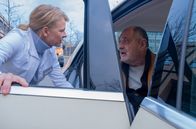 In aller Freundschaft – Dr. Ina Schulte (Isabell Gerschke) kann ihren Vater Ewald (Jürgen Haug) gerade noch aufhalten. Ewald hat Alzheimer und Darmkrebs im Endstadium. Angeblich will er seiner 6-jährigen Tochter Ina unbedingt schwimmen beibringen.