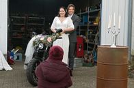 Rote Rosen – Ben (Hakim Michael Meziani, l.) und Tina (Katja Frenzel, M.) versuchen mit Merles (Anja Franke, r.) Hilfe, ihr Hochzeitsfoto nachzustellen.