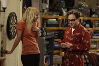 The Big Bang Theory – Langsam wird Leonard (Johnny Galecki, r.) klar, was er mit seiner Lüge Penny (Kaley Cuoco, l.) angetan hat ...
