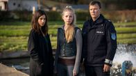 Der Masuren-Krimi – Dr. Viktoria Wex (Claudia Eisinger, li.) und Dorfpolizist Leon Pawlak (Sebastian Hülk, r.) überbringen der gehörlosen Marika (Cindy Klink, Mitte) eine tragische Nachricht.
