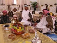 GEO Reportage – Falken sind ein fester Bestandteil der arabischen Kultur. Seit Jahrhunderten gehört die Jagd mit den imposanten Greifvögeln in den Vereinigten Arabischen Emiraten zur Tradition.