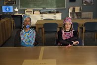 Community – Frankies Initiative Greendale sauber zu halten, verlangt Abed (Danny Pudi, l.) und Annie (Alison Brie, r.) viel ab ...