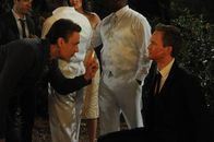 How I Met Your Mother – Nach vielen vergeblichen Versuchen möchte Marshall (Jason Segel, l.) Barney (Neil Patrick Harris, r.) die härteste Ohrfeige aller Zeiten verpassen - den "Slap of a Million Exploding Suns". Um das Geheimnis dieser ultimativen Ohrfeige zu lüften, hat Marshall eine abenteuerliche Weltreise unternommen ...