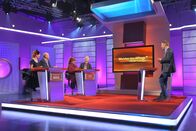 Meister des Alltags – Moderator Florian Weber (re.) überprüft im Wissensquiz „Meister des Alltags“ die Praxisnähe seiner prominenten Kandidaten (v. li.): Enie van de Meiklokjes, Bodo Bach, Alice Hoffmann, Guido Cantz.