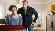 Mein Sohn Helen – Tobias (Heino Ferch) und sein Sohn Finn (Jannik Schümann) schaut sich auf Dating-Portalen im Internet um.