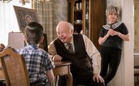 Young Sheldon – (v.l.n.r.) Sheldon Cooper (Iain Armitage); Dr. John Sturgis (Wallace Shawn); Meemaw (Annie Potts)