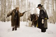 The Hateful 8 – (v.li.): Kurt Russell (John 'Der Henker' Ruth), Samuel L. Jackson (Major Marquis Warren)