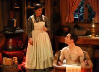 The Big Bang Theory – Ein Geheimnis von Amy (Mayim Bialik, l.) über ihre Wünsche mit Sheldon (Jim Parsons, r.) kommt bei einem Mädchenabend ans Tageslicht ...