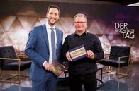 Der geschenkte Tag – Seit 13 Jahren überrascht Sven Kroll die Zuschauer im WDR Fernsehen. Der geschenkte Tag - das sind besondere Menschen, emotionale Momente und Überraschungen, die man nicht mehr vergisst. - Sven Kroll (l) mit Wildcard-Gewinner Olaf Hirsch.