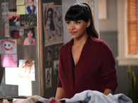 New Girl – Als Schmidts Elternzeit endet, sieht sich Cece (Hannah Simone) plötzlich ganz alleine mit der ganzen Arbeit Zuhause konfrontiert und ist schließlich mehr als überfordert ...