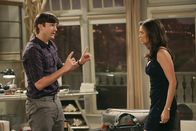 Two and a Half Men – Auf der Suche nach Freunden für Louis, findet Walden (Ashton Kutcher, l.) in Laurel (Deanna Russo, r.) ebenso einen neuen Spielkameraden ...